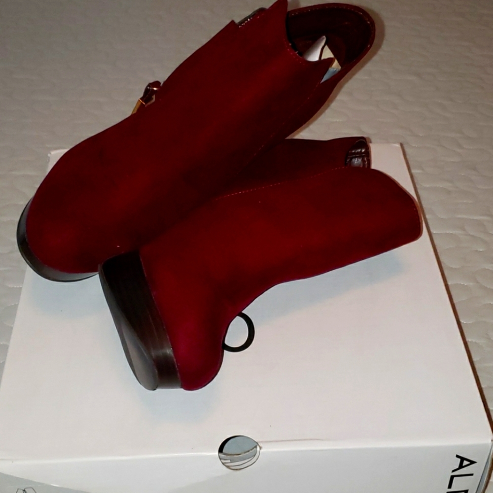 BRAND NEW IN THEIR ORIGINAL BOX AND TOTALLY GORGEO